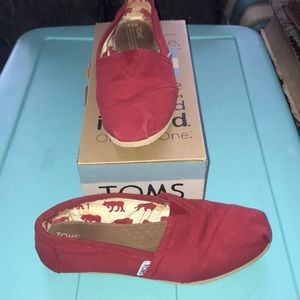 Toms classic slip ons